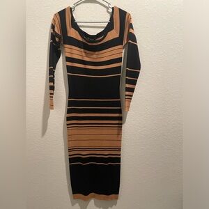 Fitted semi maxi dress with back and bronze design.